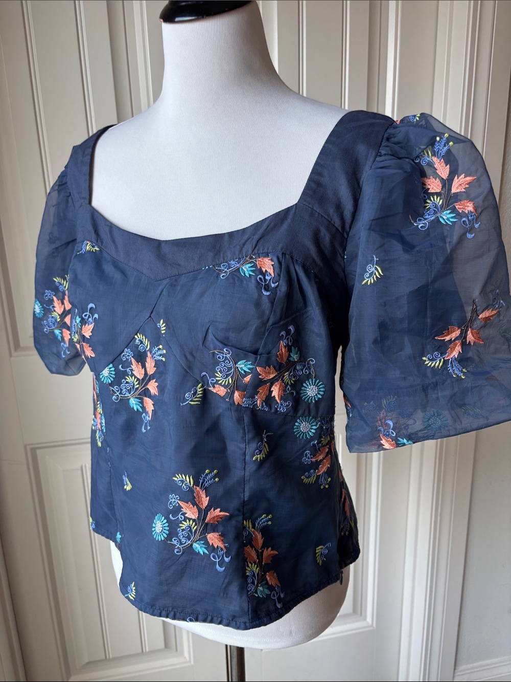 Let Me Be 🩷Anthropologie Blue Floral Embroidered Puff Sleeve Sweetheart Top